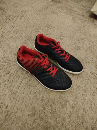 Scarpe da calcio nere e rosse nuove