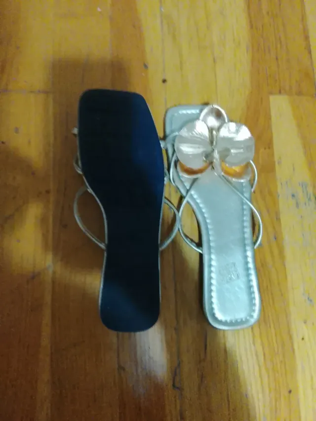 Sandalias doradas con detalle de flor