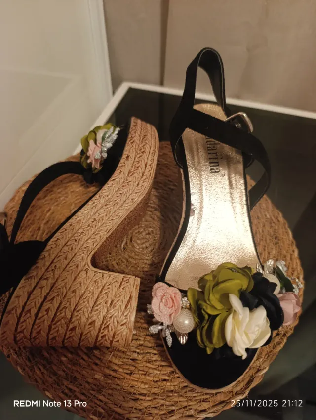 Sandalias de tacón con flores