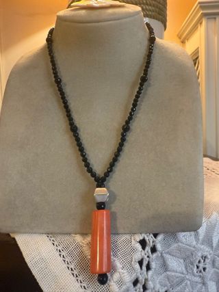 Collana Onice con Pendente Corallo e Oro Bianco