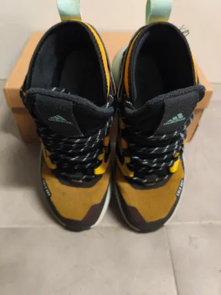 Adidas Terrex Trailmaker Mid Cold. RDY talla 38