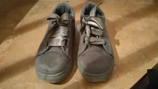 Zapatillas grises con lazo, talla 39