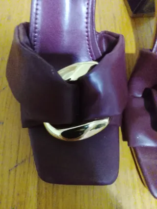 Sandalias tacón moradas y doradas