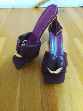 Sandalias tacón moradas y doradas