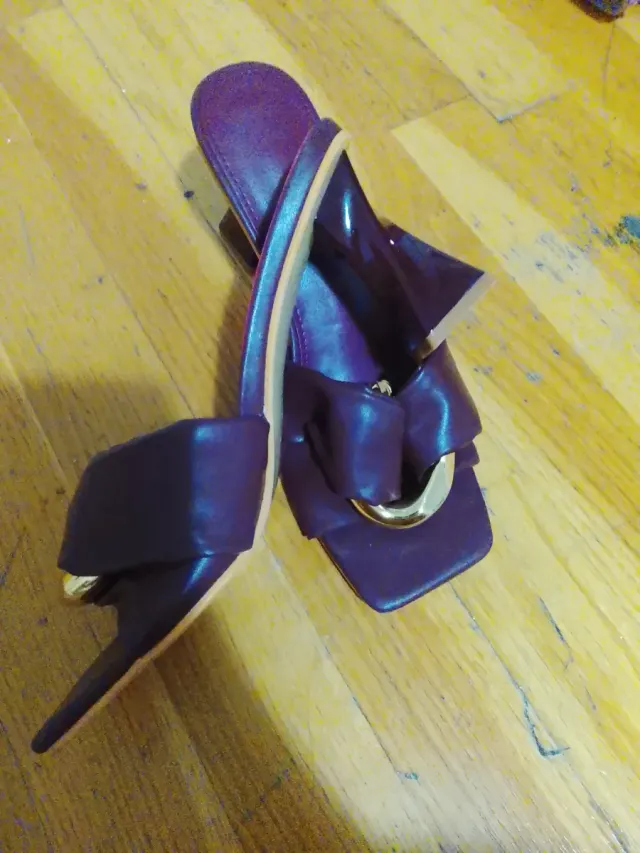 Sandalias tacón moradas y doradas