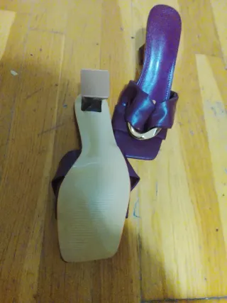 Sandalias tacón moradas y doradas