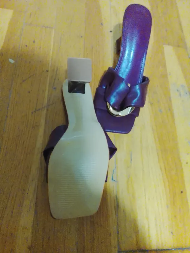 Sandalias tacón moradas y doradas