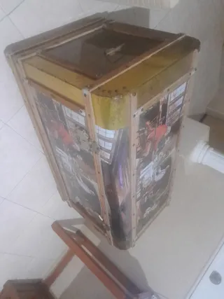 Baúl de viaje antiguo decorado