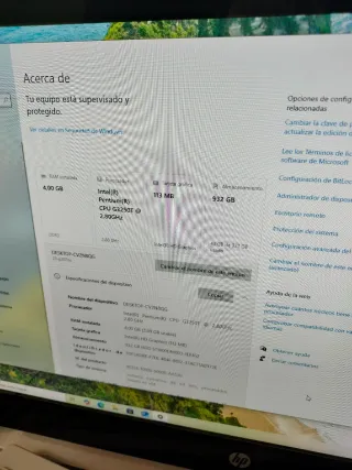 Ordenador HP de 23 pulgadas.