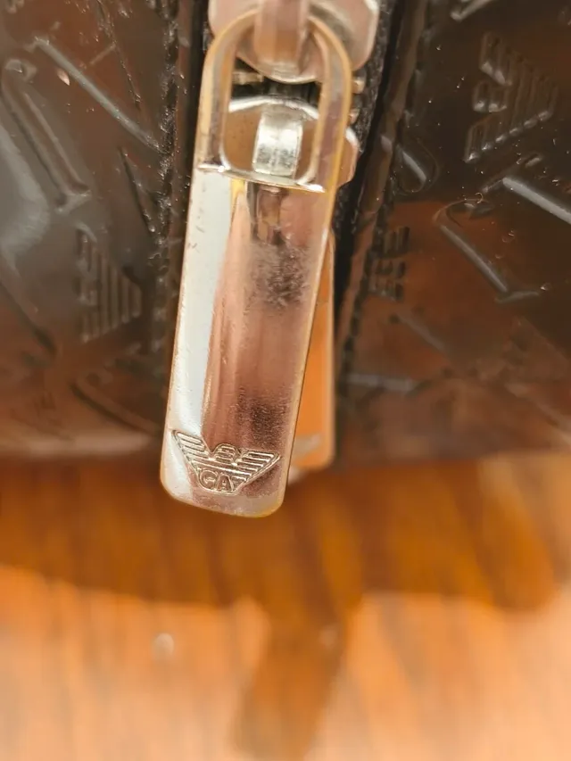 Bolso Armani Jeans charol negro