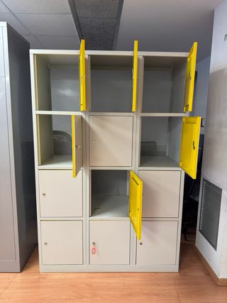 Armario taquilla 12 puertas.