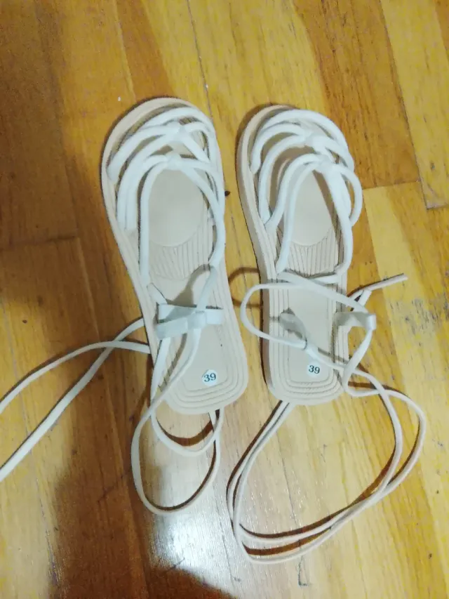 Sandalias planas beige/blancas con cuerdas