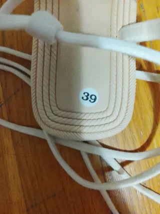 Sandalias planas beige/blancas con cuerdas