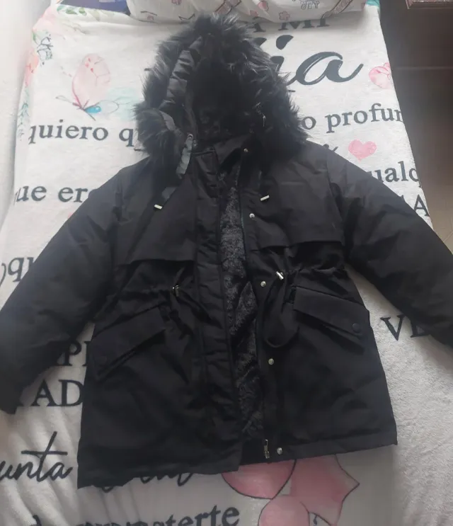 Chaqueta parka negra con capucha