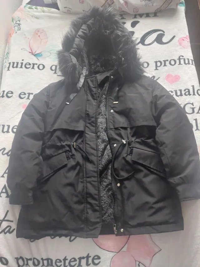 Chaqueta parka negra con capucha