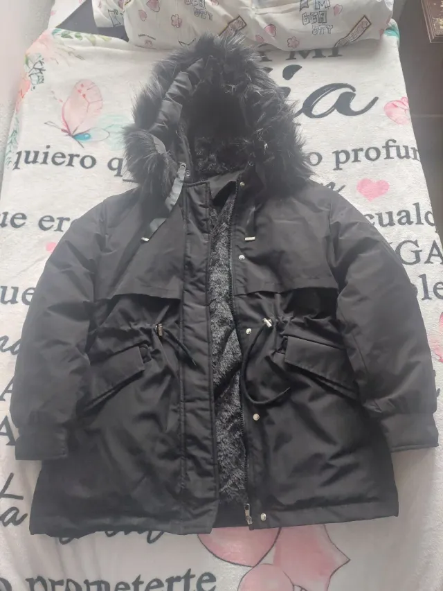 Chaqueta parka negra con capucha