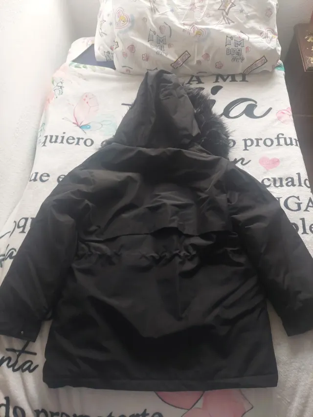 Chaqueta parka negra con capucha