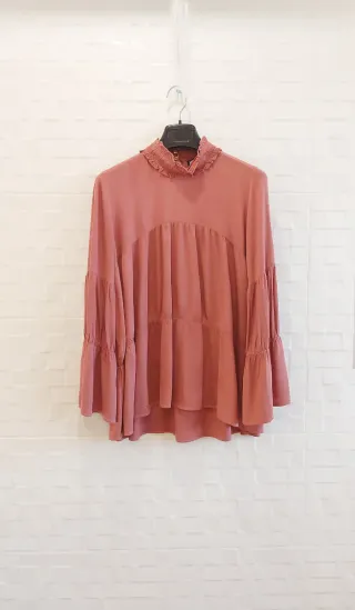 Blusa acampanada de ZARA. También para  Premamá.
