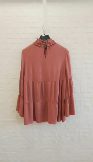 Blusa acampanada de ZARA. También para  Premamá.