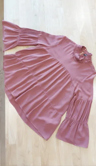 Blusa acampanada de ZARA. También para  Premamá.