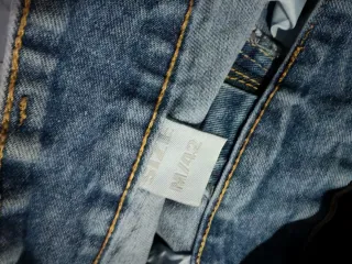 Pantalón vaquero desgastado