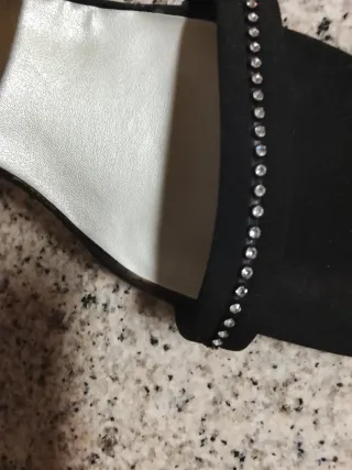 Sandalias de tacón negras con pedrería