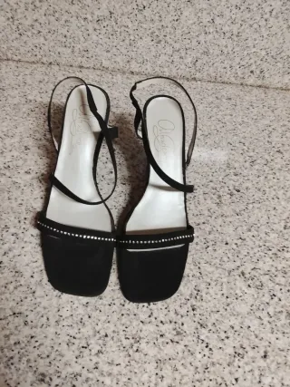 Sandalias de tacón negras con pedrería