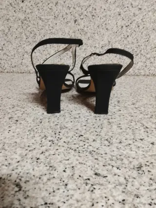 Sandalias de tacón negras con pedrería