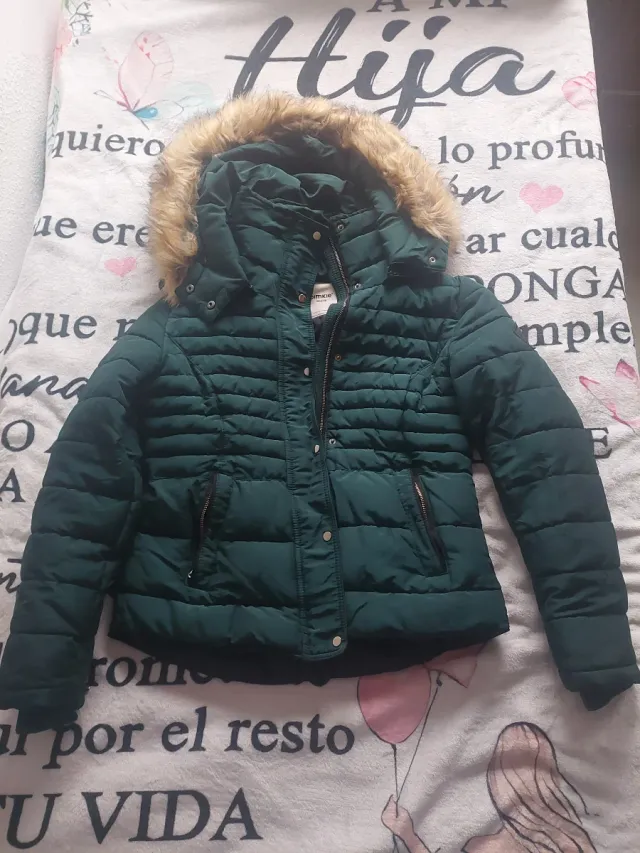 Chaqueta verde con capucha de pelo