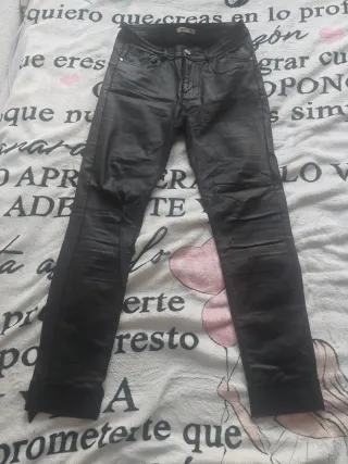 Pantalones negros efecto piel