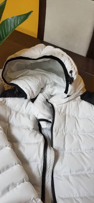 Cazadora de plumas blanca con capucha