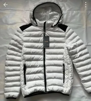 Cazadora de plumas blanca con capucha