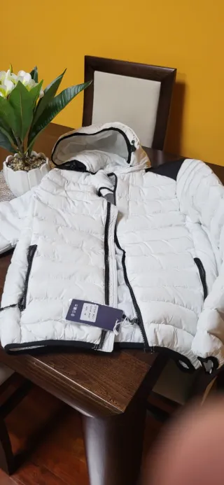 Cazadora de plumas blanca con capucha