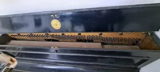 Piano vertical negro antiguo