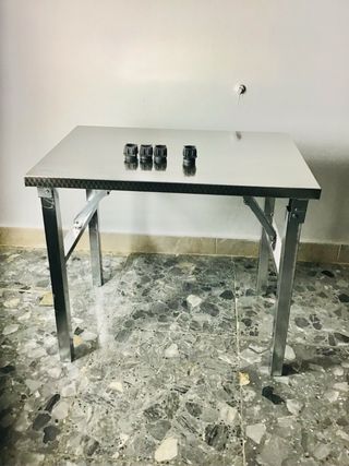 Tavolo pieghevole in acciaio inossidabile con gambe regolabili