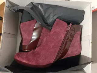 Botas burdeos serraje y charol T.39 sin estrenar