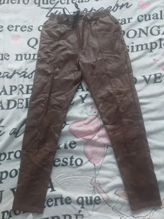 Pantalones marrones efecto piel