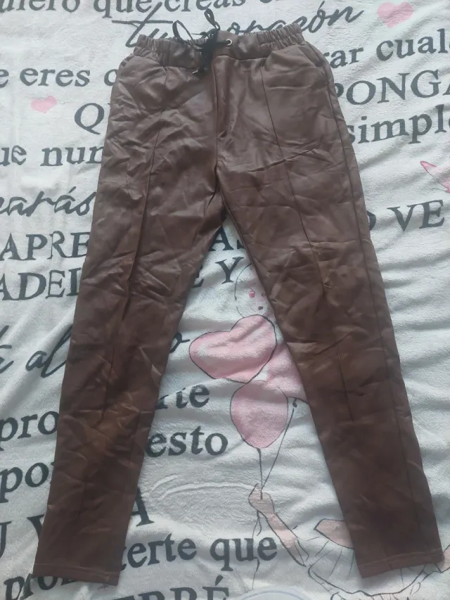 Pantalones marrones efecto piel