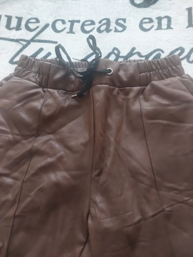 Pantalones marrones efecto piel