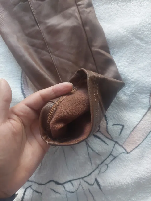 Pantalones marrones efecto piel