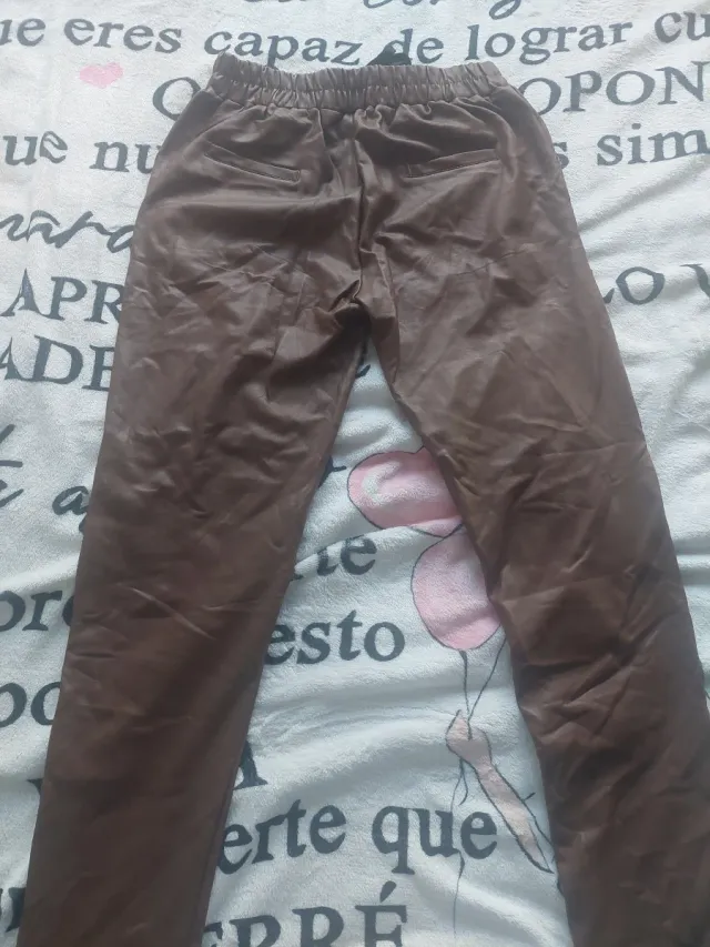 Pantalones marrones efecto piel