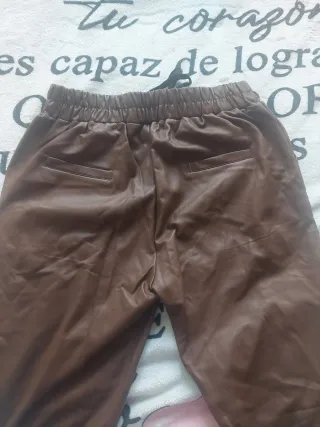 Pantalones marrones efecto piel