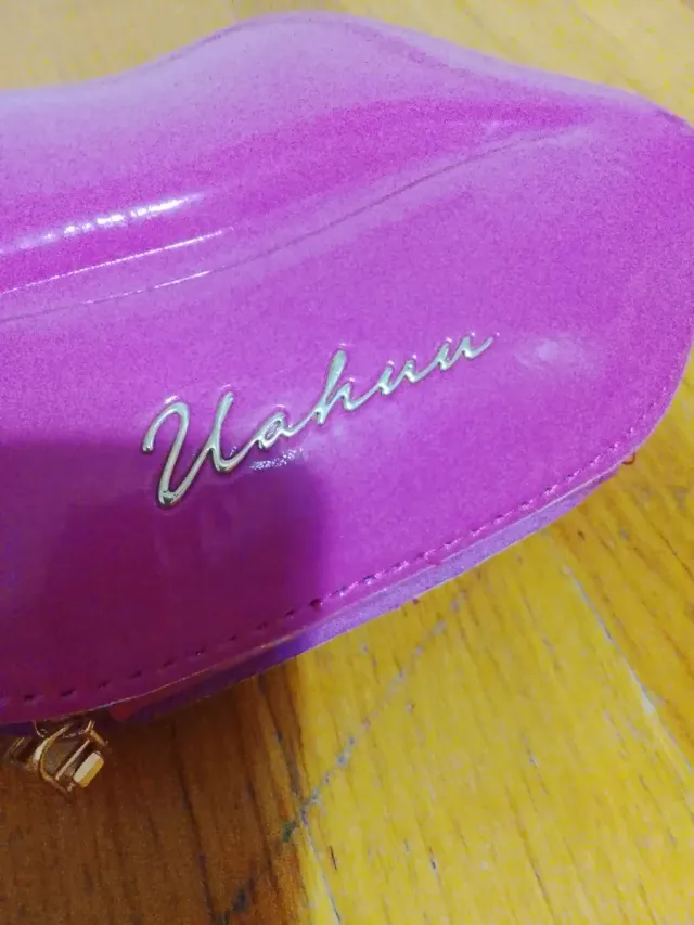 Bolso labios rosa fucsia