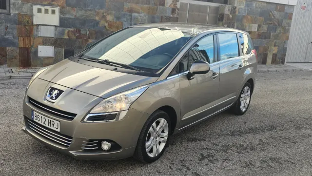 Peugeot 5008 2013