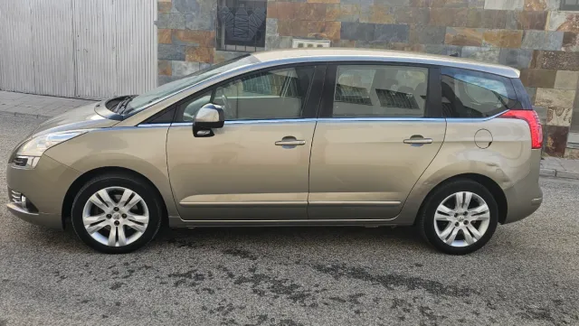 Peugeot 5008 2013