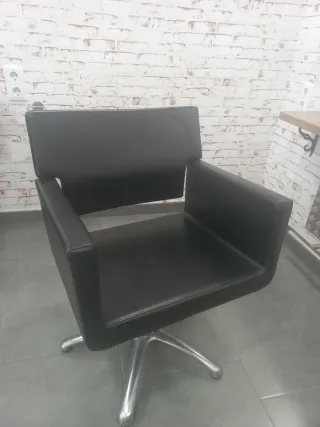 Silla de peluquería negra
