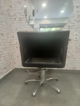 Silla de peluquería negra