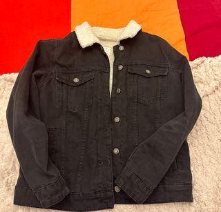 Cazadora vaquera negra con borrego