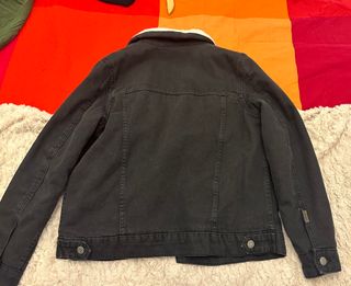 Cazadora vaquera negra con borrego