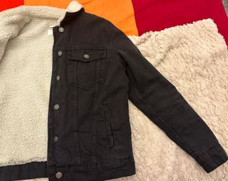 Cazadora vaquera negra con borrego